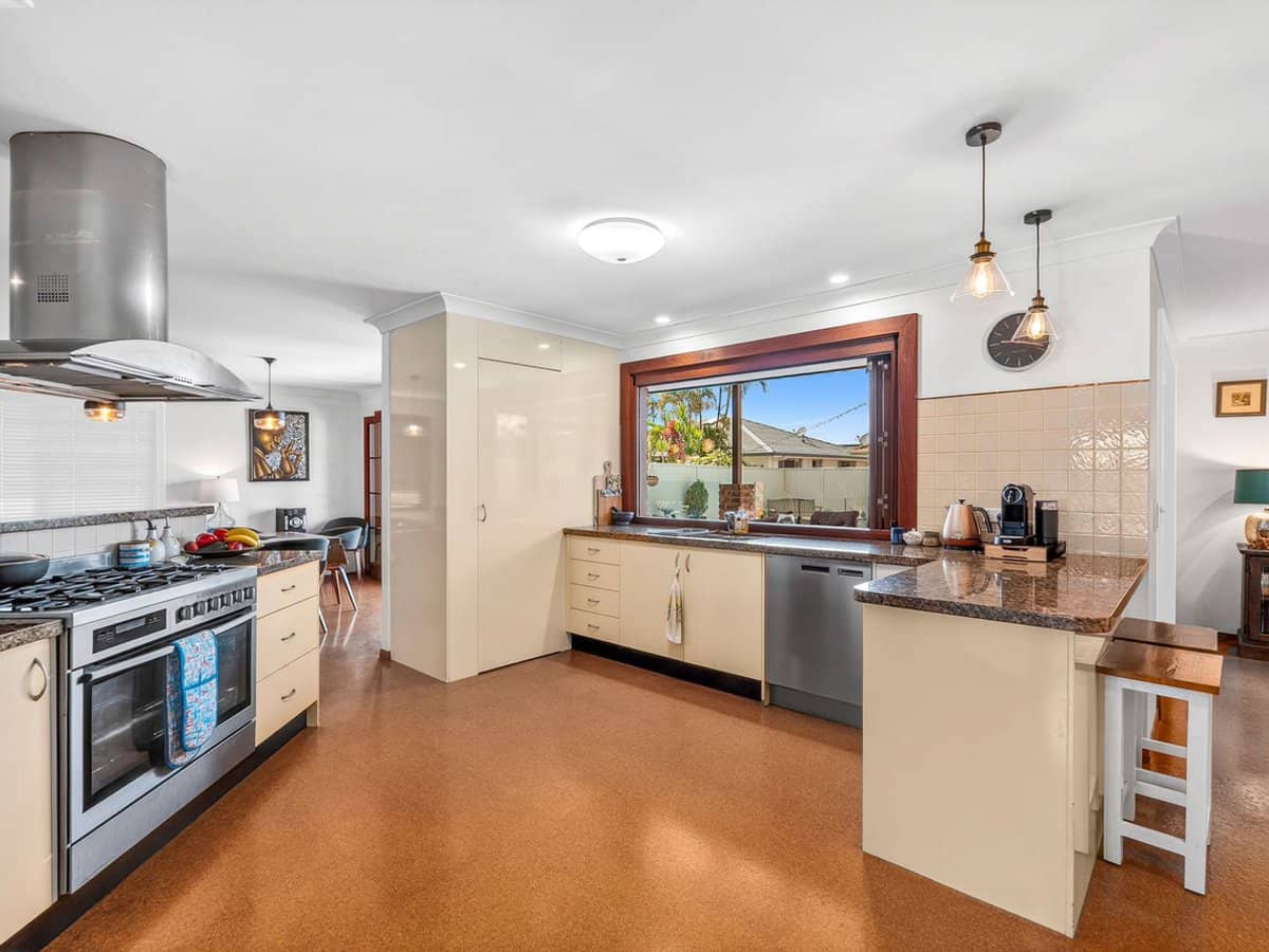 10 Razorbill Street, BURLEIGH WATERS - Thumbnail 6