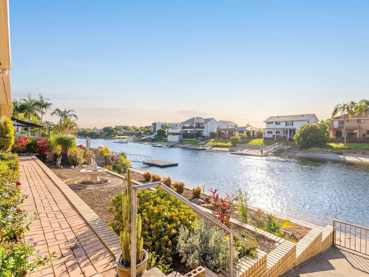 21 Coobowie Street, BROADBEACH WATERS - Thumbnail 3