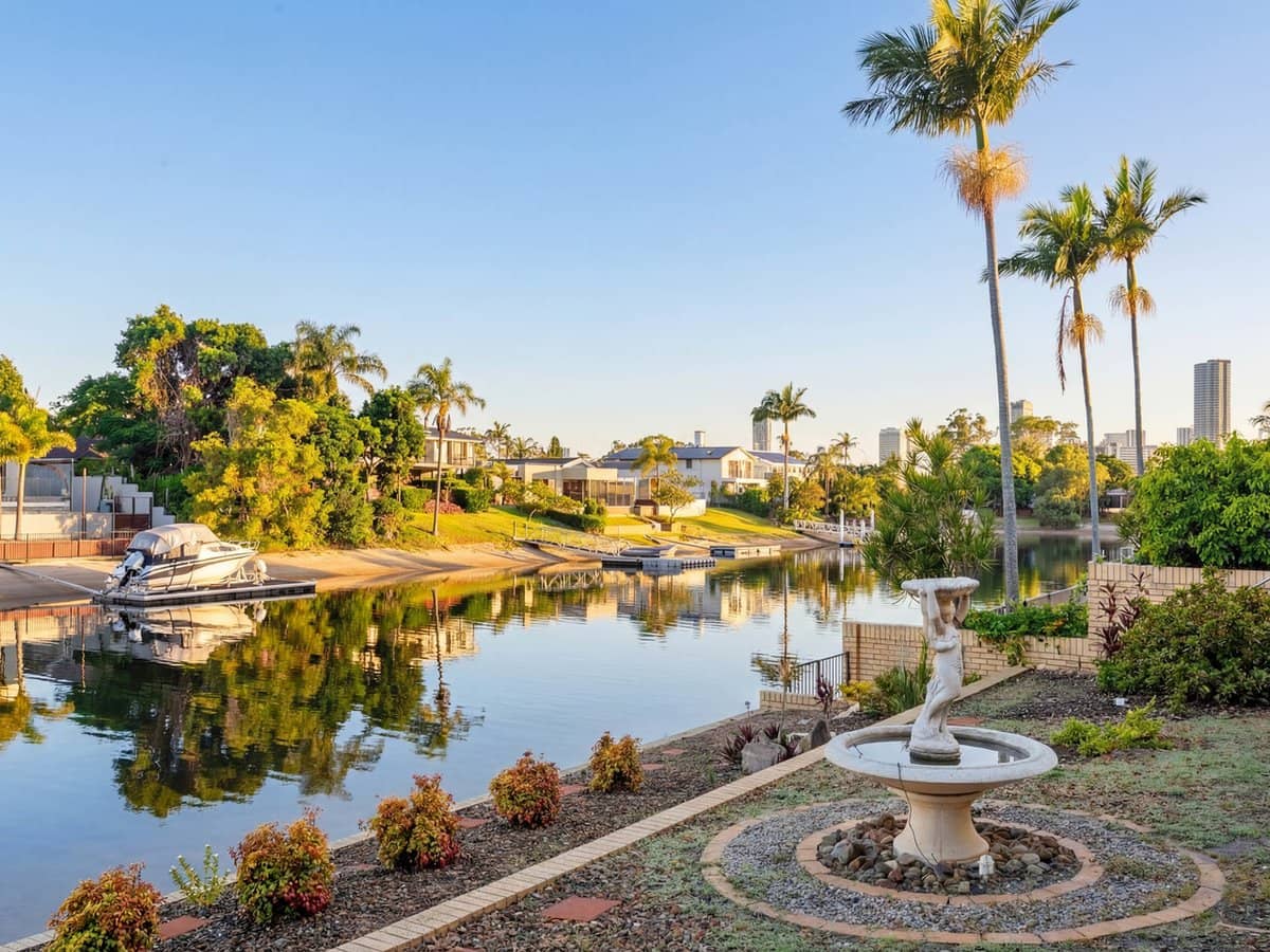 21 Coobowie Street, BROADBEACH WATERS - Thumbnail 4