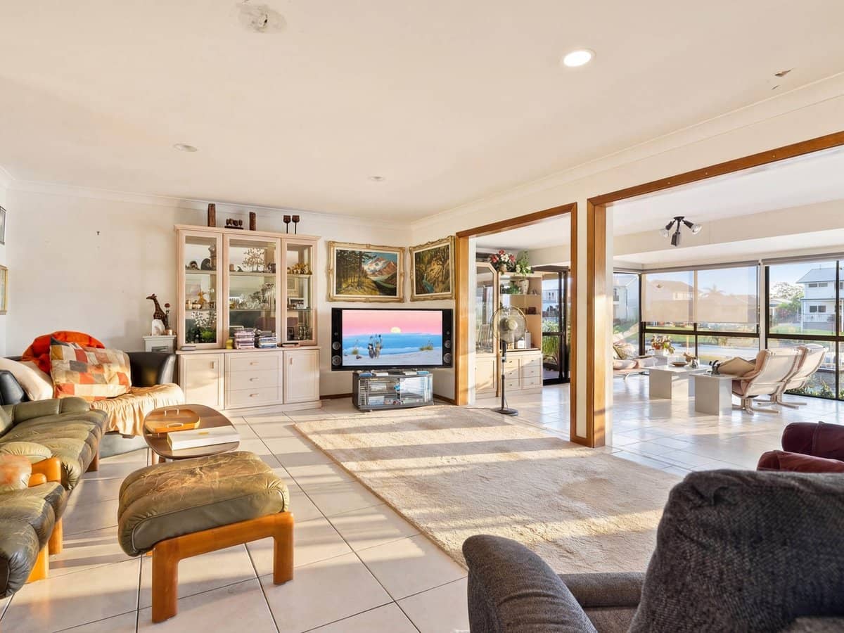 21 Coobowie Street, BROADBEACH WATERS - Thumbnail 9