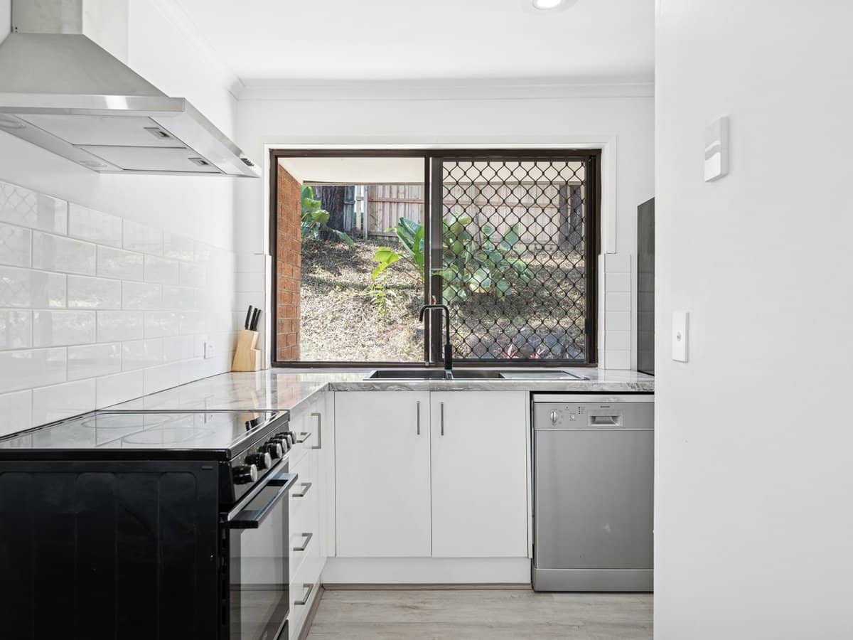 13 Galloway Drive, ASHMORE - Thumbnail 6