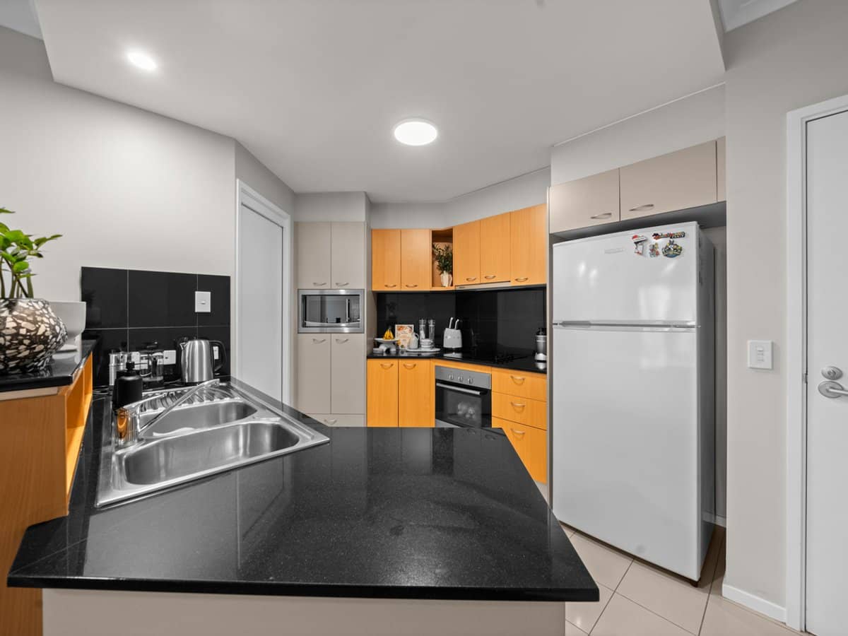 21 Cypress Avenue, Surfers Paradise - Thumbnail 2