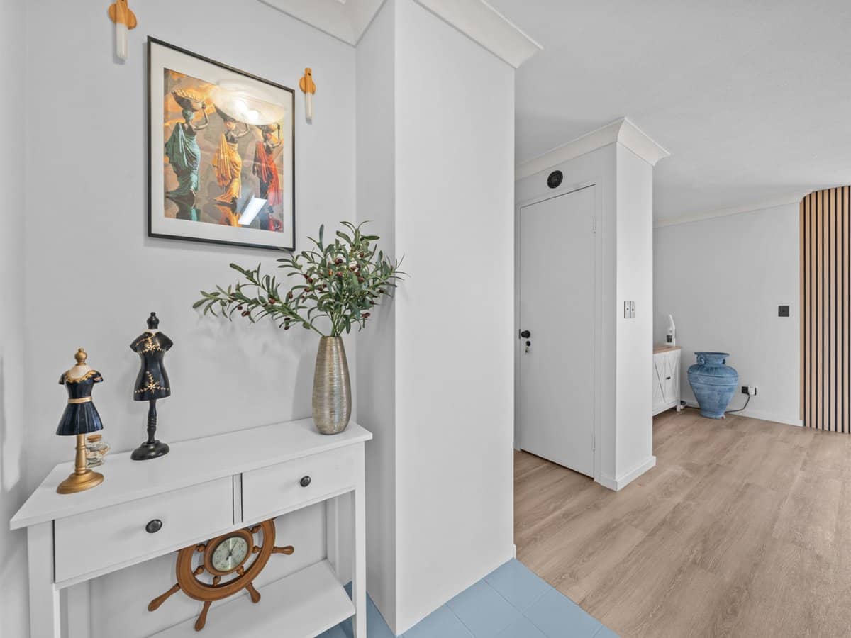 70 Remembrance Drive, SURFERS PARADISE - Thumbnail 3