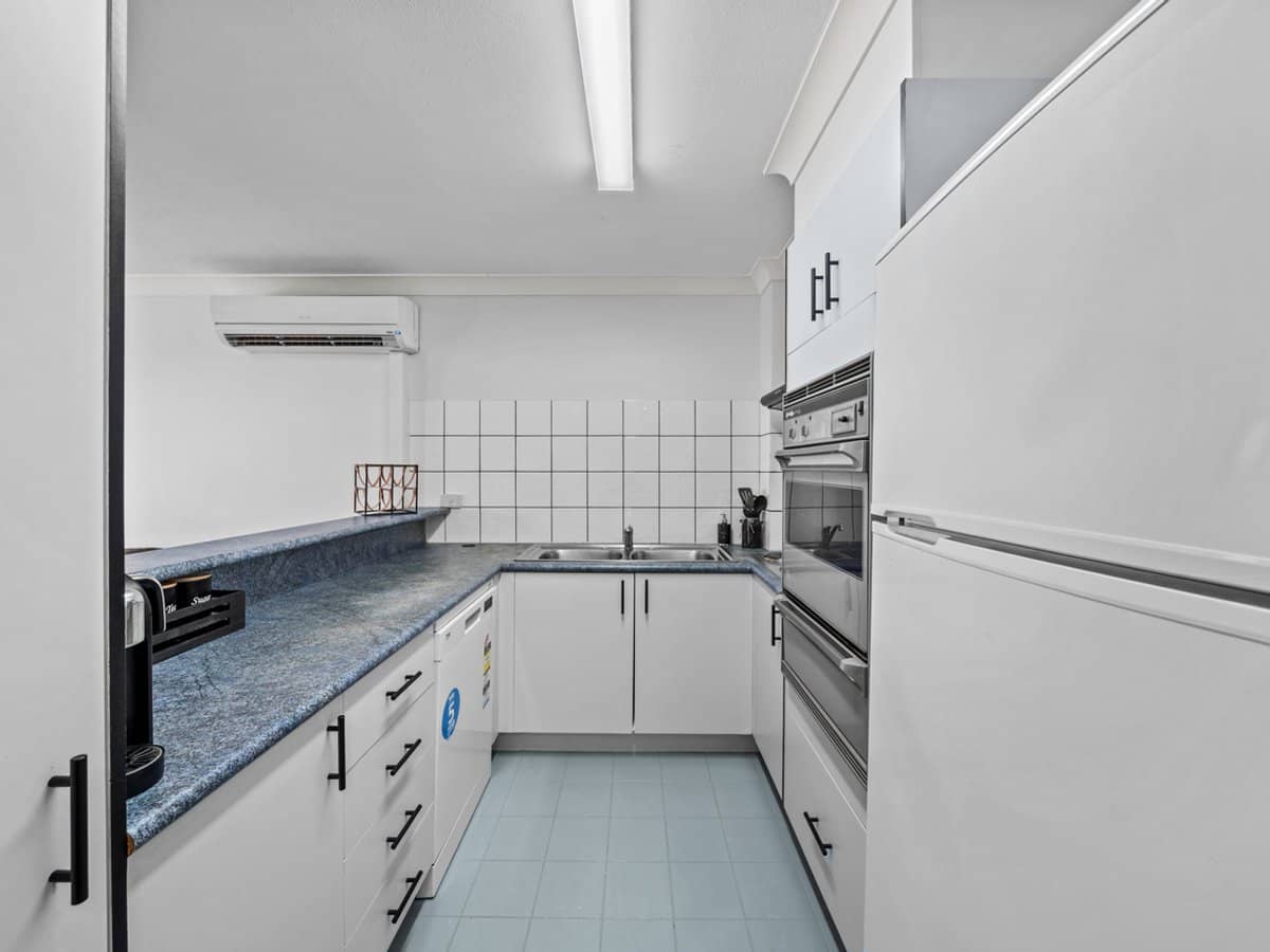 70 Remembrance Drive, SURFERS PARADISE - Thumbnail 6