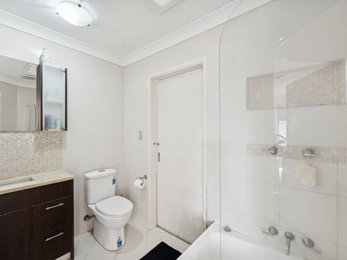 300 Cottesloe Drive, MERMAID WATERS - Thumbnail 10