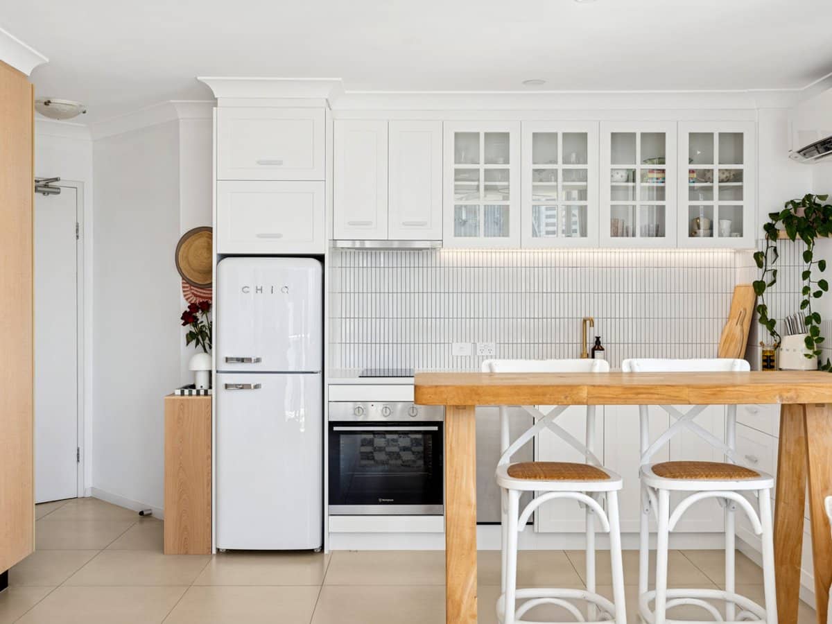 210 Surf Parade, SURFERS PARADISE - Thumbnail 2