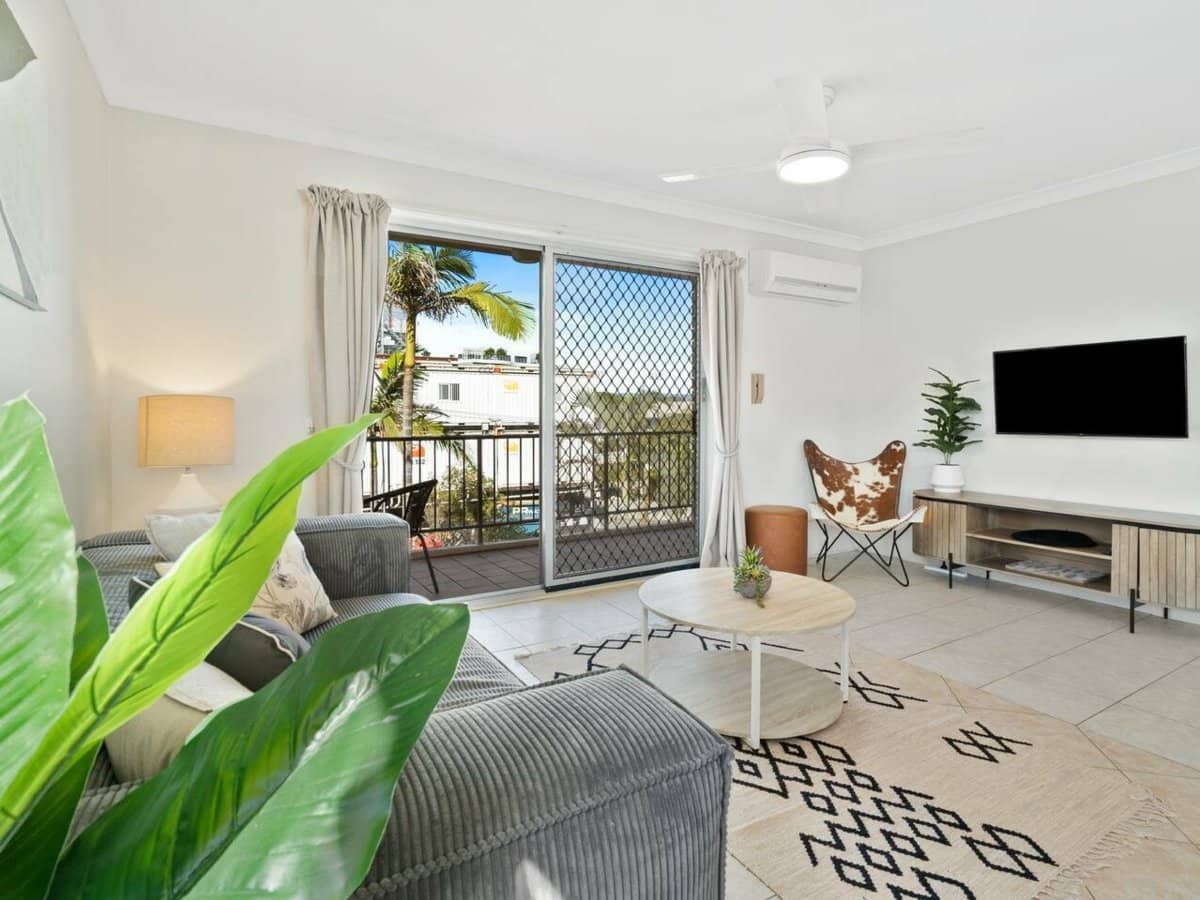 3 Rosewood Avenue, BROADBEACH - Thumbnail 2