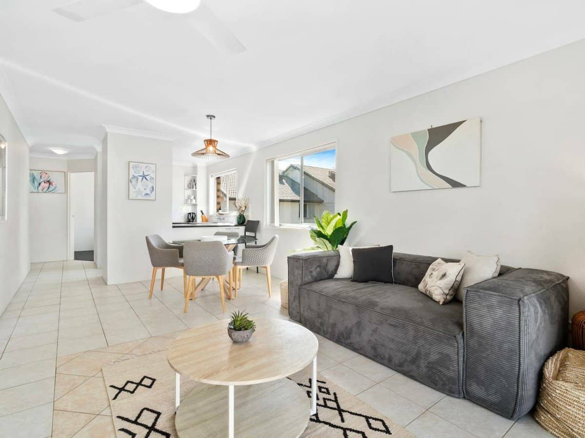 3 Rosewood Avenue, BROADBEACH - Thumbnail 9