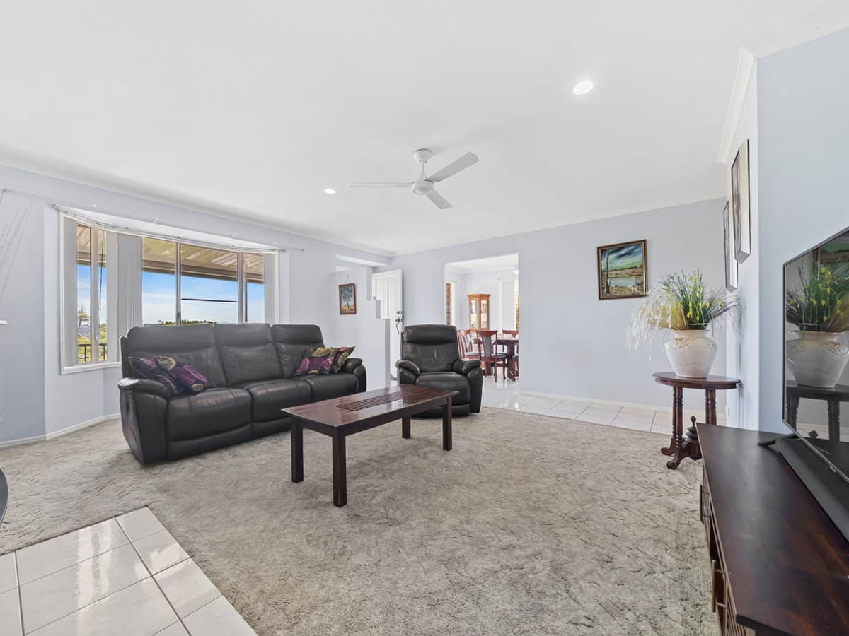 15 Lucy Drive, EDENS LANDING - Thumbnail 2