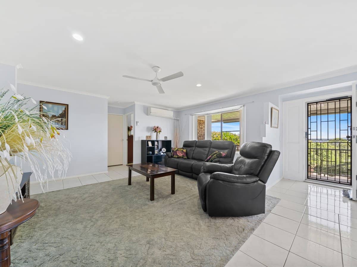 15 Lucy Drive, EDENS LANDING - Thumbnail 3