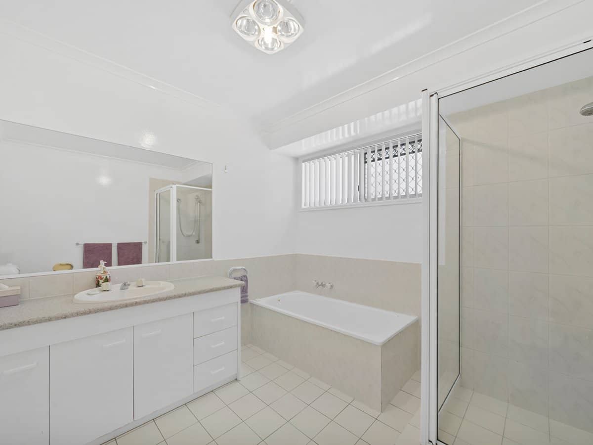 15 Lucy Drive, EDENS LANDING - Thumbnail 13