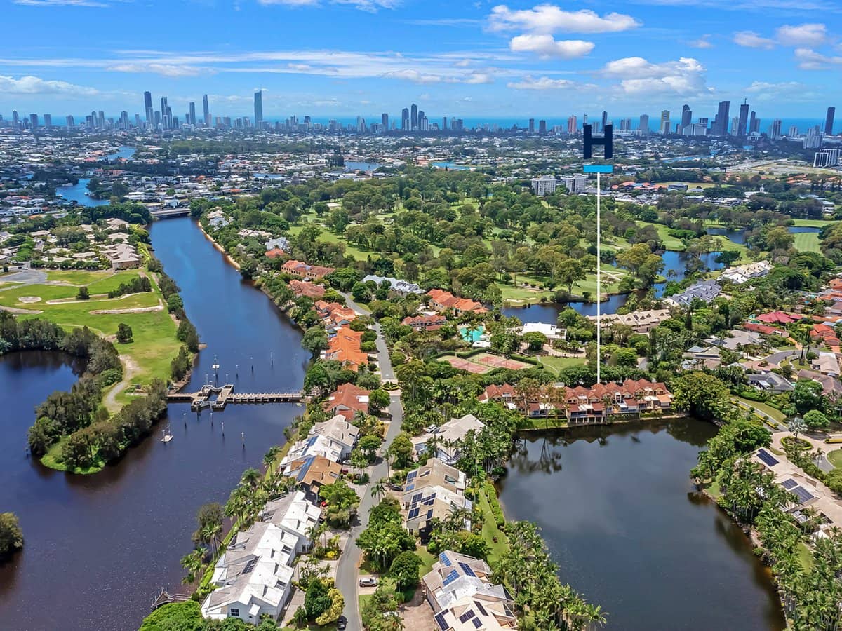 125 Santa Cruz Boulevard, CLEAR ISLAND WATERS - Thumbnail 1