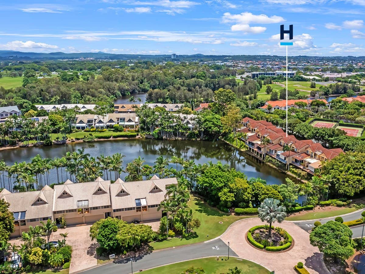 125 Santa Cruz Boulevard, CLEAR ISLAND WATERS - Thumbnail 2