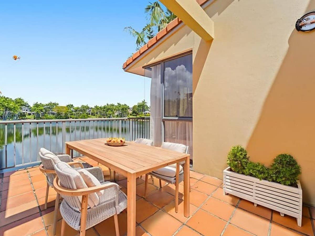 125 Santa Cruz Boulevard, CLEAR ISLAND WATERS - Thumbnail 3