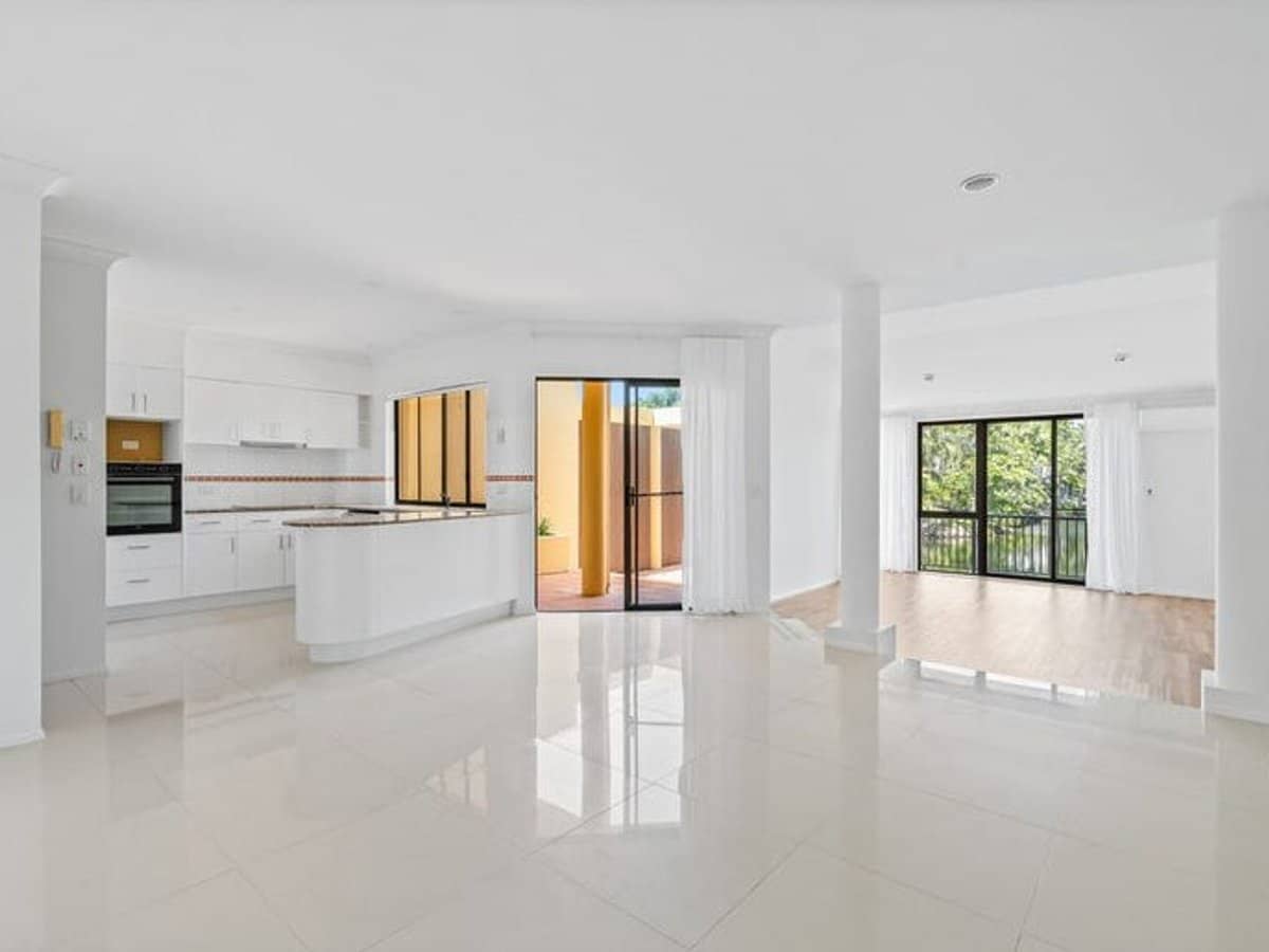 125 Santa Cruz Boulevard, CLEAR ISLAND WATERS - Thumbnail 5