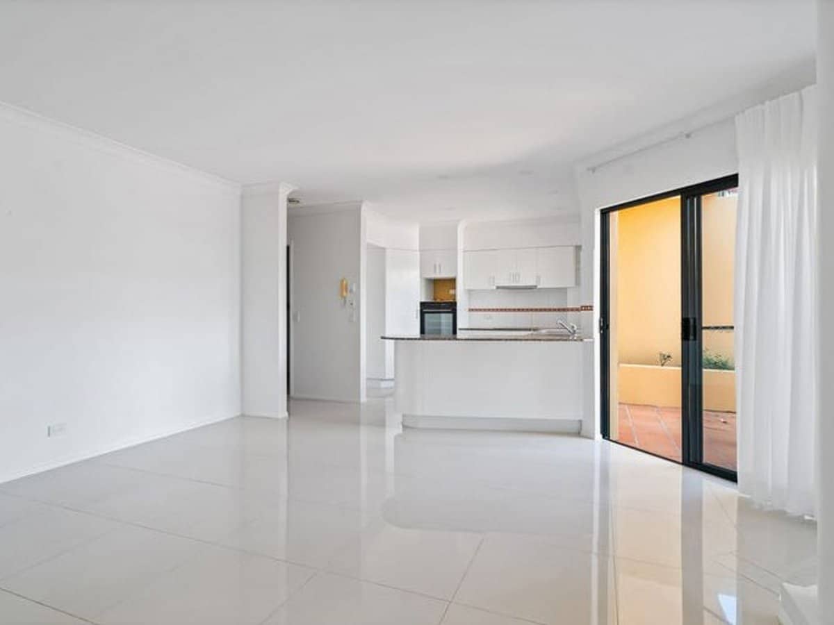 125 Santa Cruz Boulevard, CLEAR ISLAND WATERS - Thumbnail 7