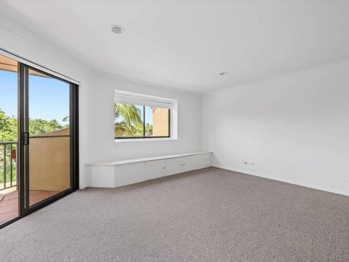 125 Santa Cruz Boulevard, CLEAR ISLAND WATERS - Thumbnail 9