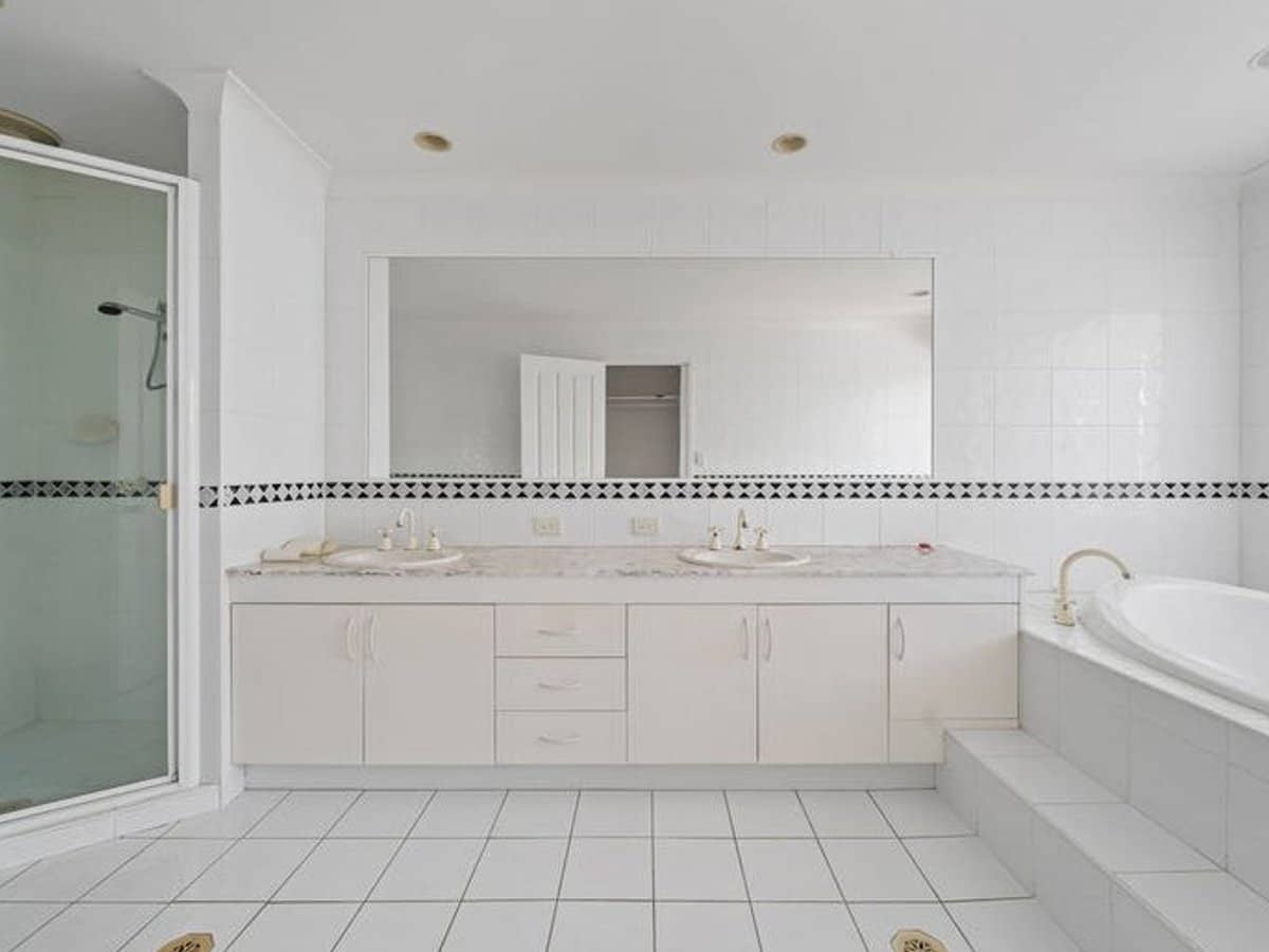 125 Santa Cruz Boulevard, CLEAR ISLAND WATERS - Thumbnail 10