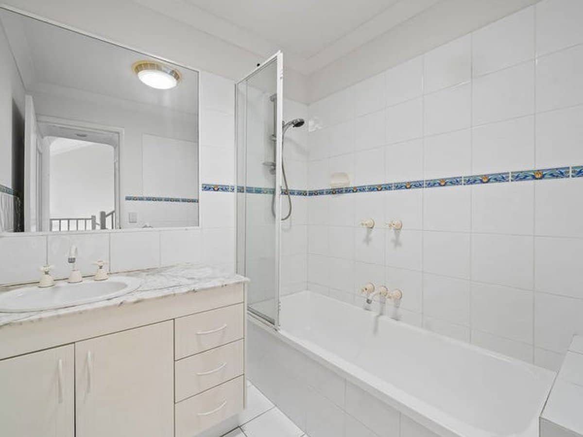 125 Santa Cruz Boulevard, CLEAR ISLAND WATERS - Thumbnail 13