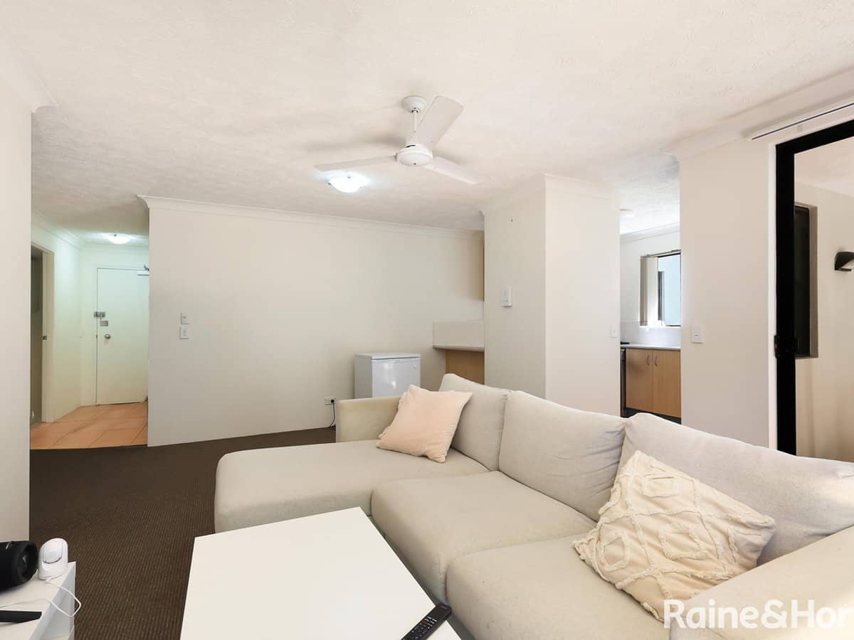 24 Slatyer Avenue, BUNDALL - Thumbnail 3