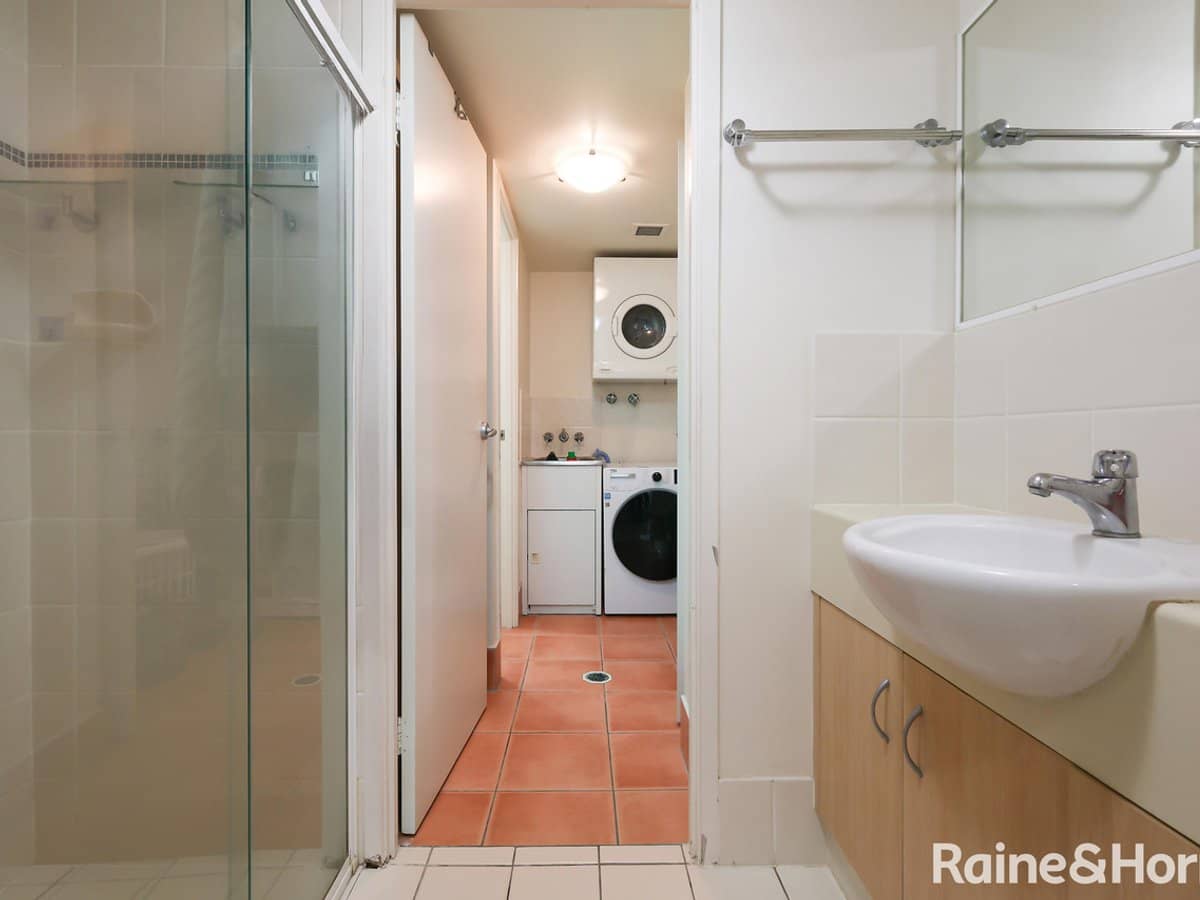 24 Slatyer Avenue, BUNDALL - Thumbnail 6