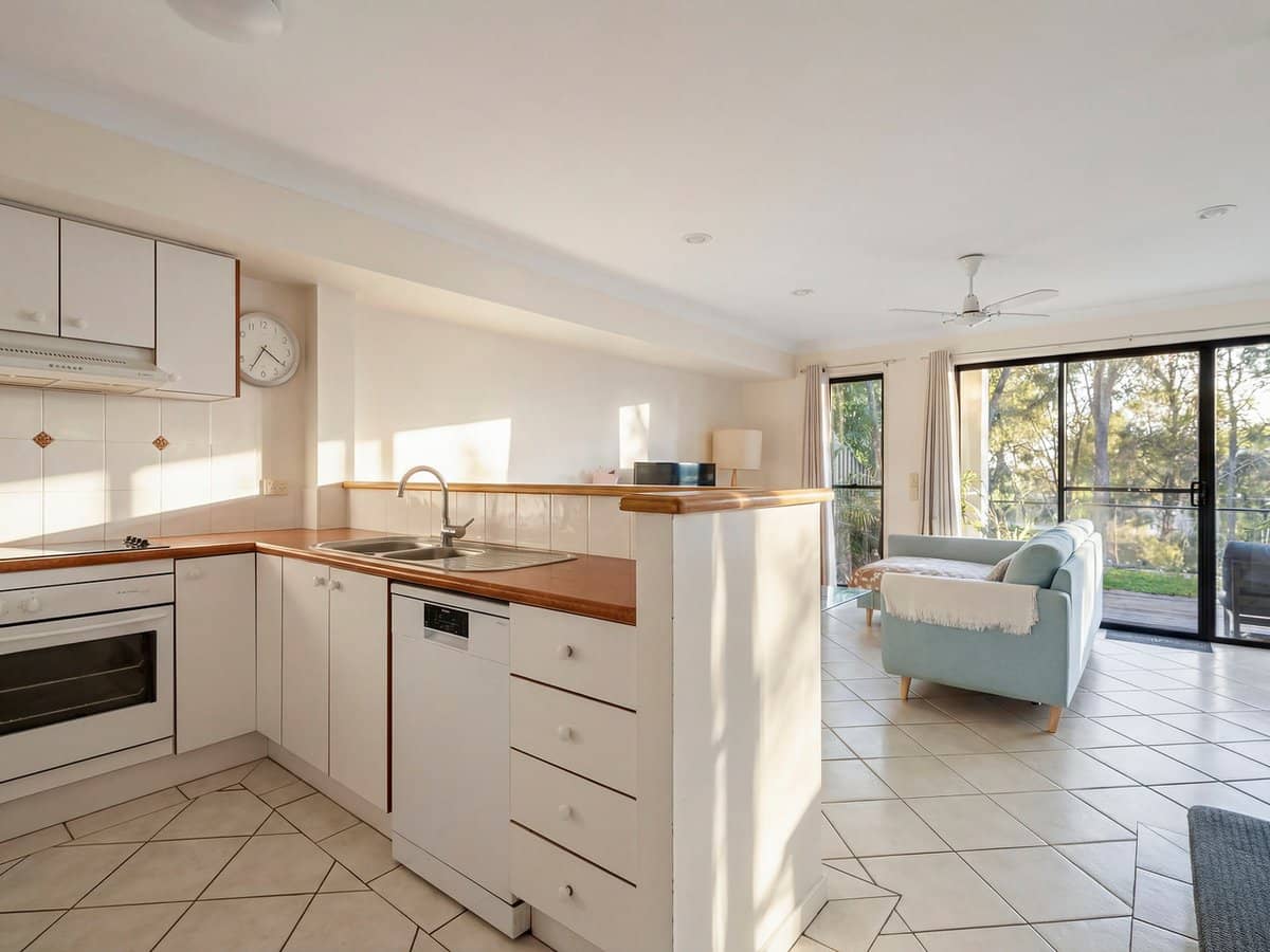 323 Christine Avenue, VARSITY LAKES - Thumbnail 4