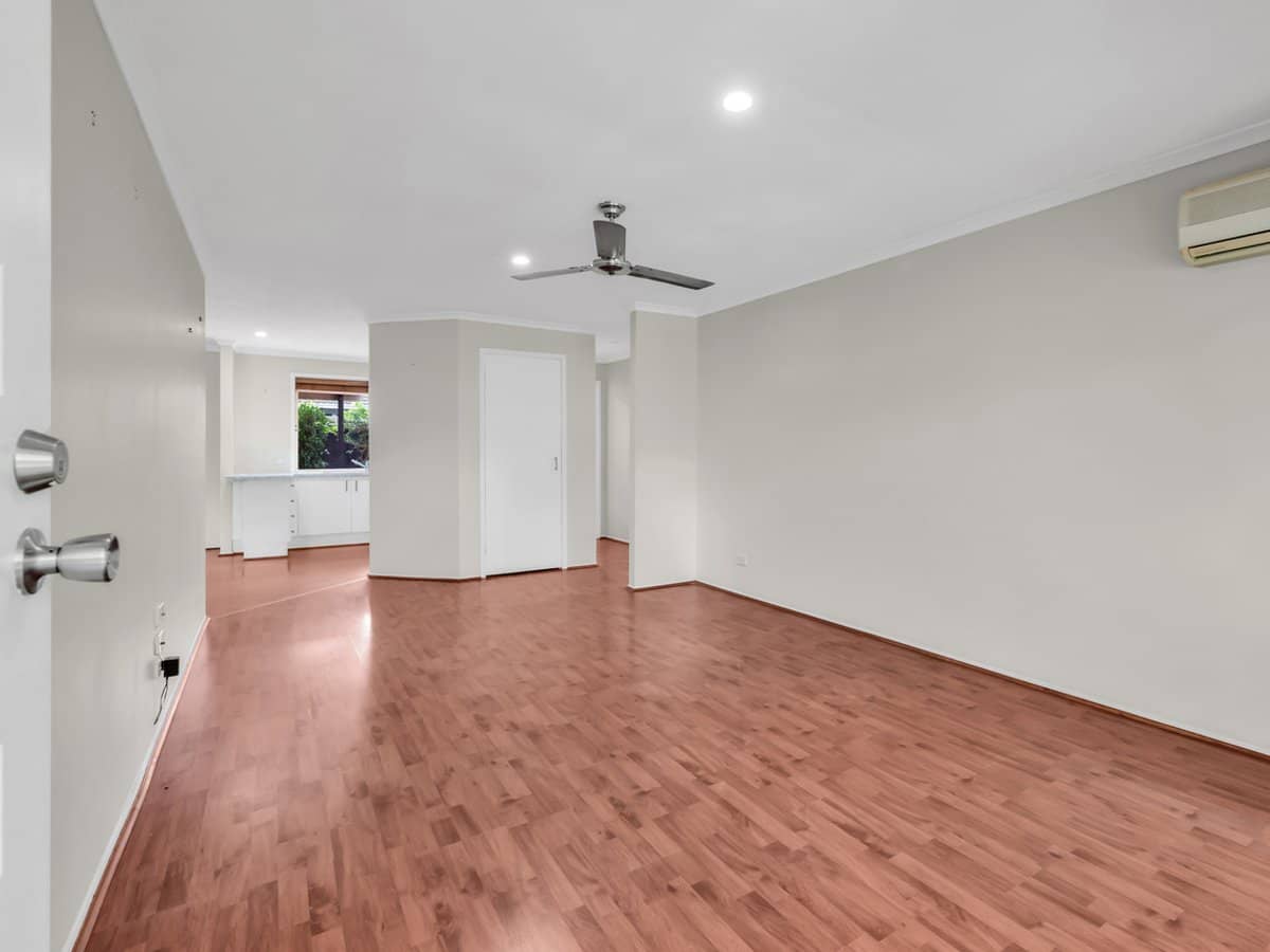 29-31 Golden Palms Court, ASHMORE - Thumbnail 4