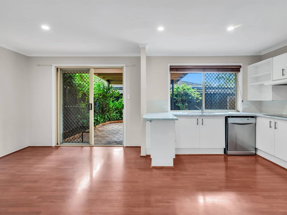 29-31 Golden Palms Court, ASHMORE - Thumbnail 5