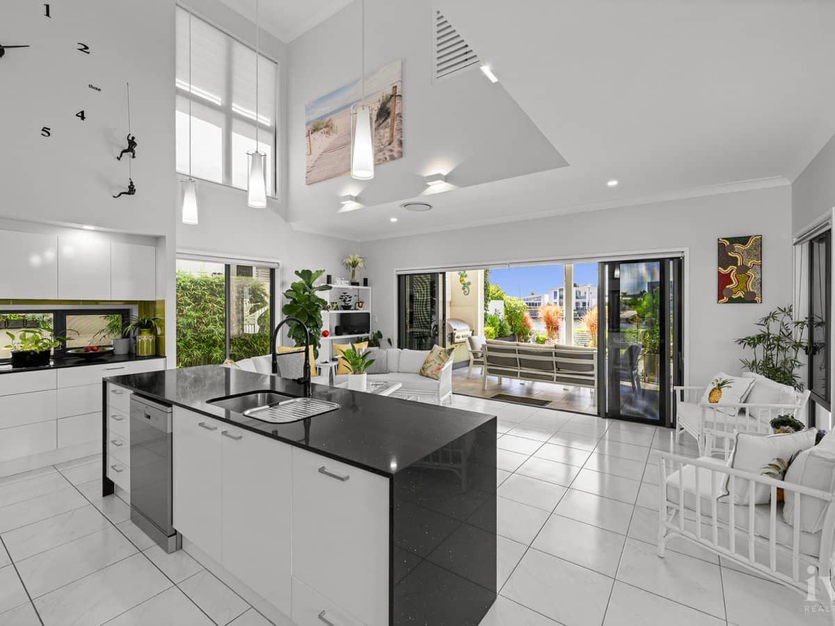 15 Waters Close, Hope Island - Thumbnail 3