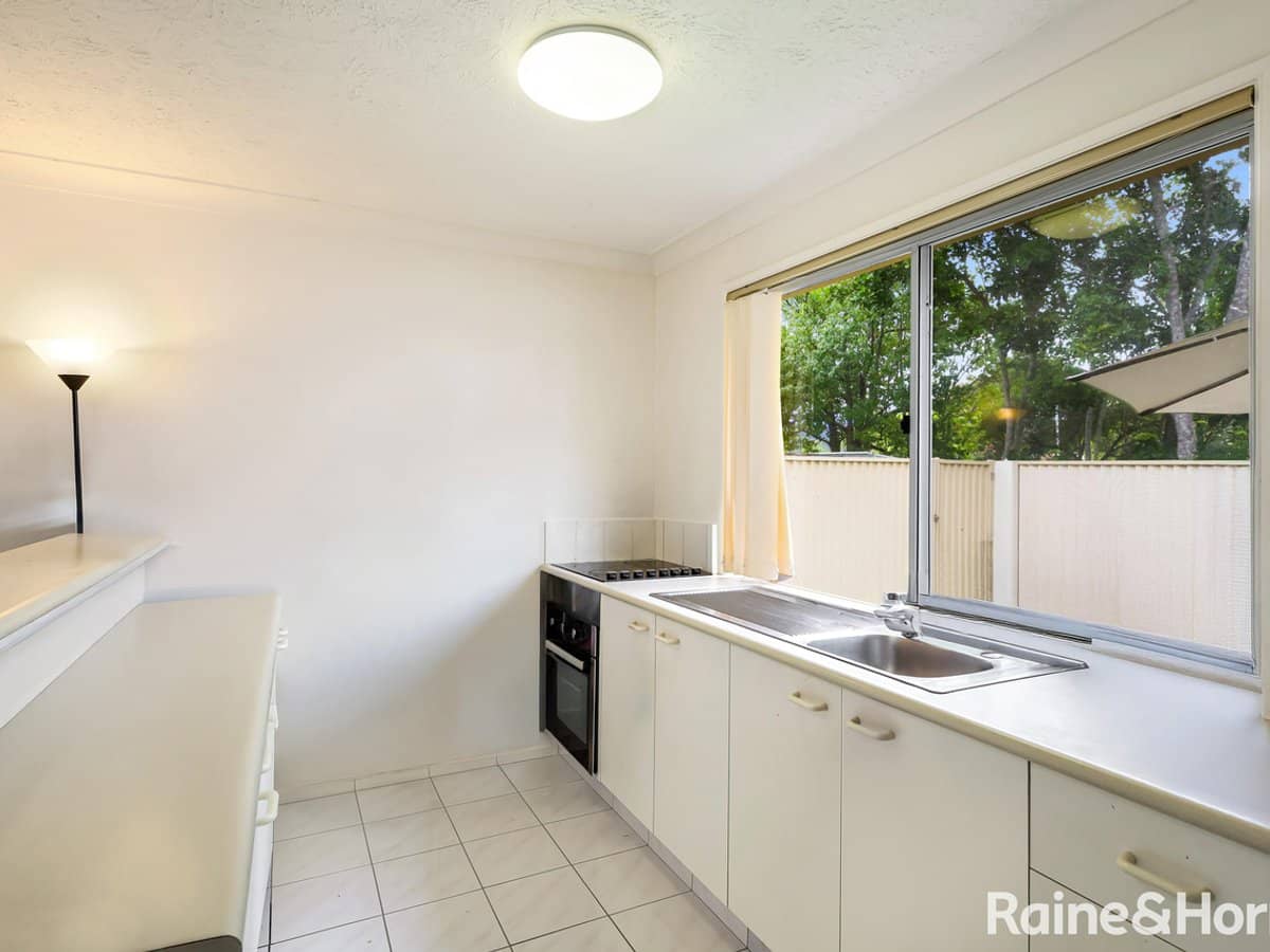 50 St Kevins Avenue, BENOWA - Thumbnail 3
