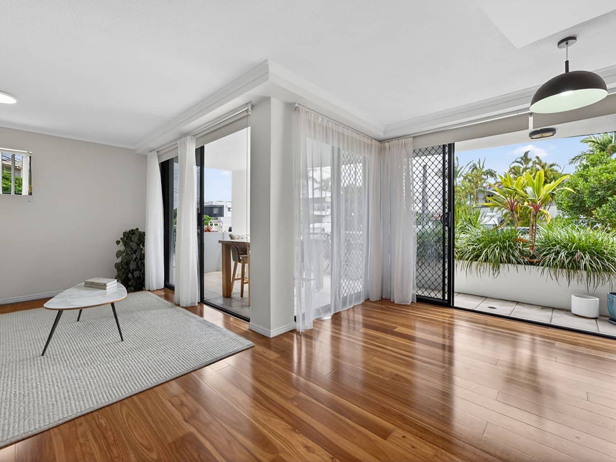 134 Stanhill Drive, CHEVRON ISLAND - Thumbnail 1