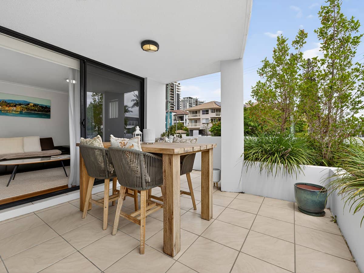 134 Stanhill Drive, CHEVRON ISLAND - Thumbnail 2