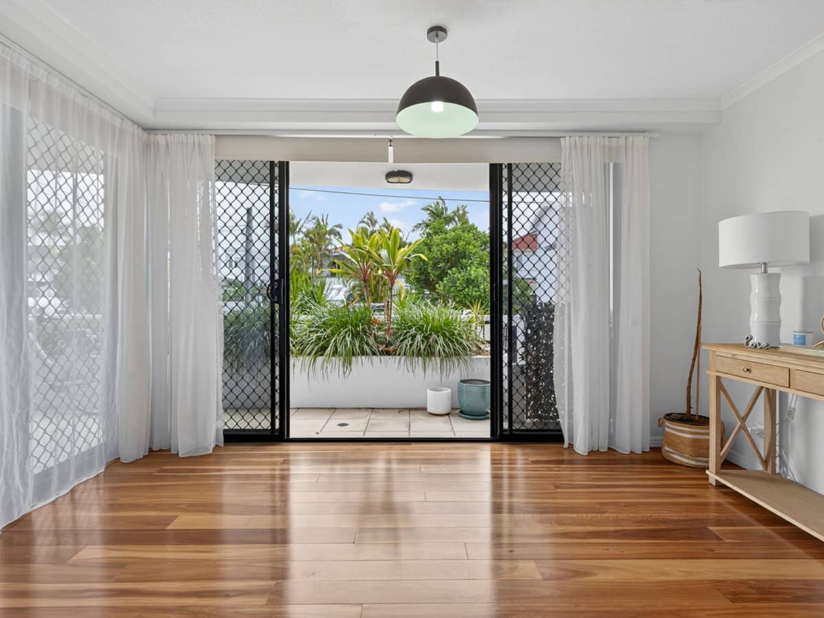 134 Stanhill Drive, CHEVRON ISLAND - Thumbnail 3