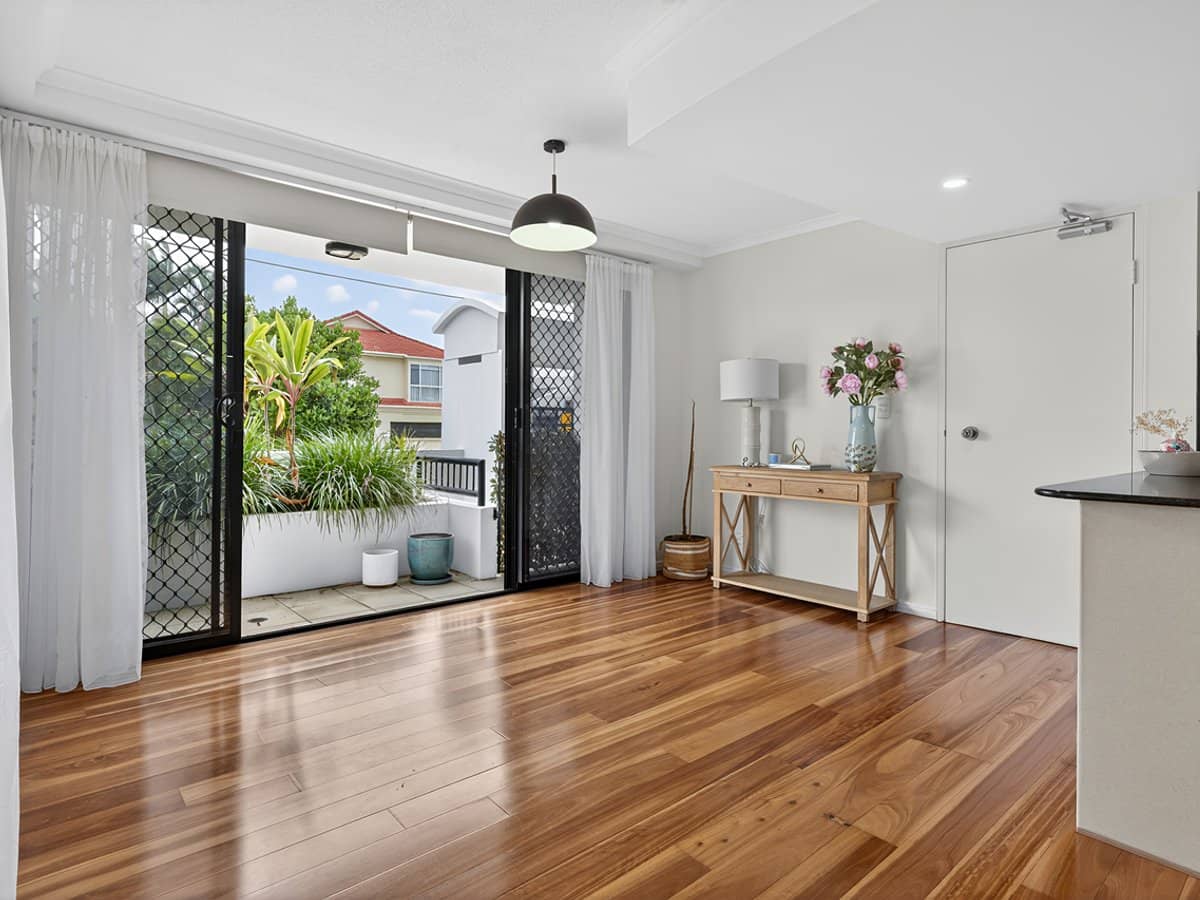 134 Stanhill Drive, CHEVRON ISLAND - Thumbnail 4