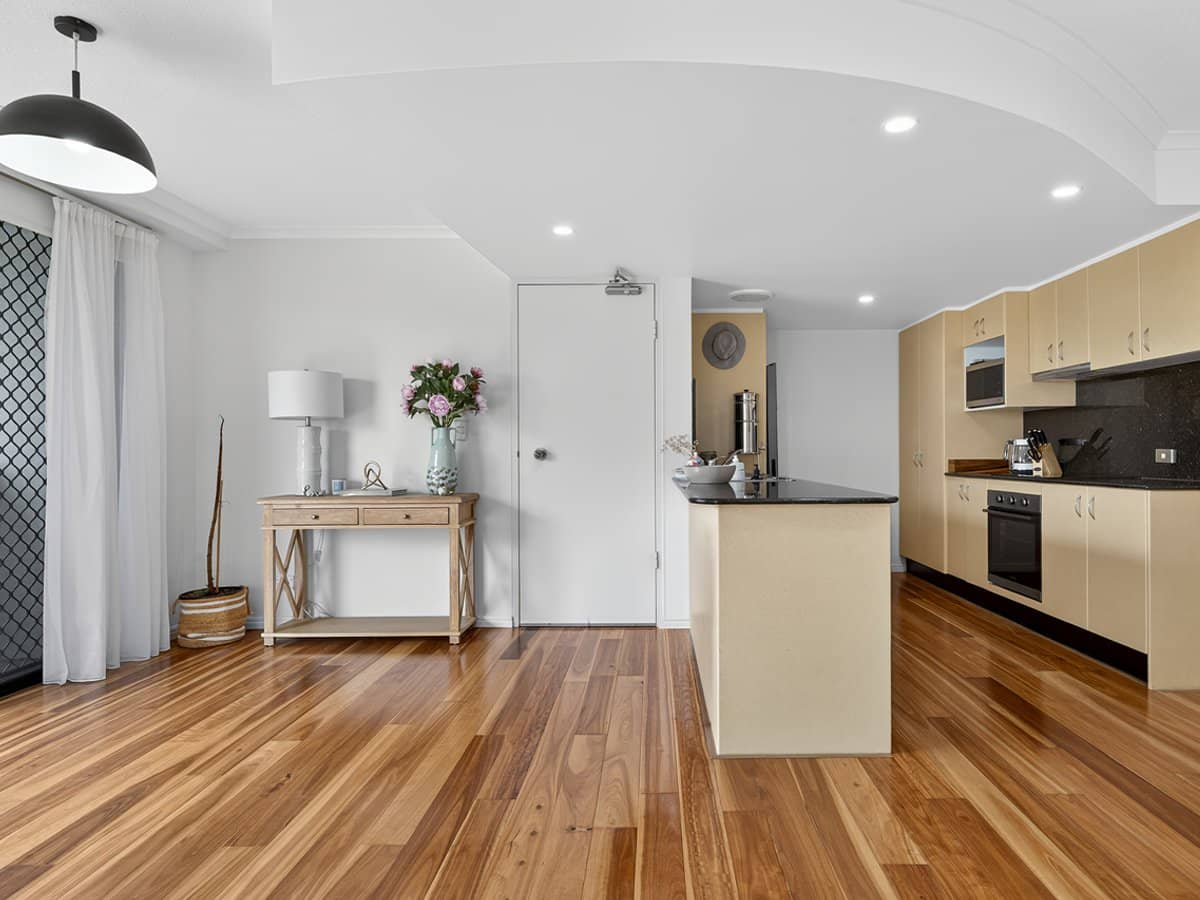 134 Stanhill Drive, CHEVRON ISLAND - Thumbnail 6