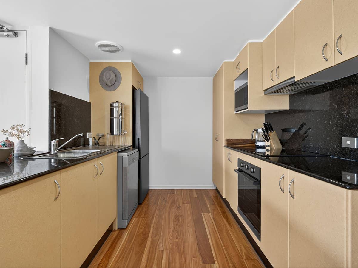 134 Stanhill Drive, CHEVRON ISLAND - Thumbnail 7