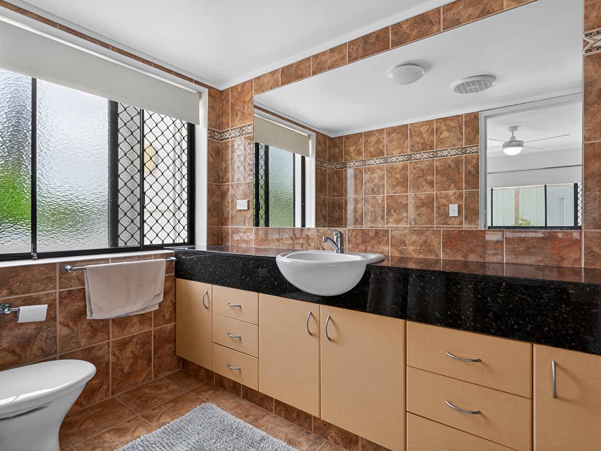 134 Stanhill Drive, CHEVRON ISLAND - Thumbnail 9