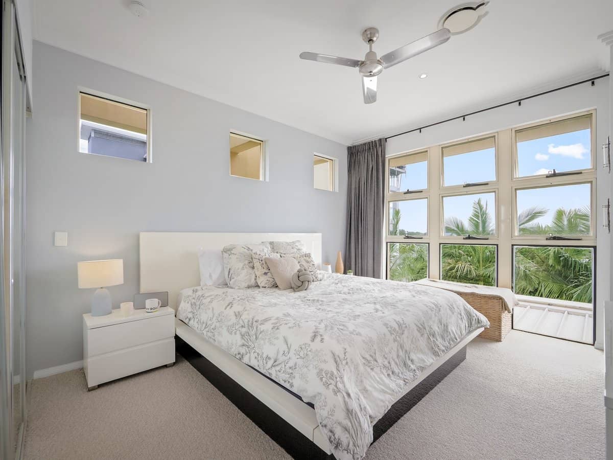 251 Varsity Parade, VARSITY LAKES - Thumbnail 18