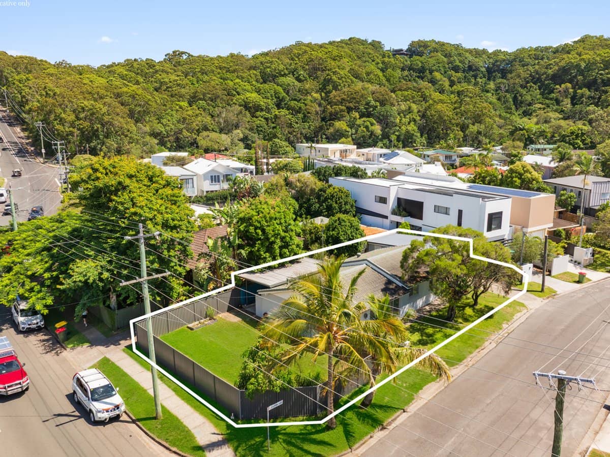 2 Guyra Avenue, BURLEIGH HEADS - Thumbnail 1
