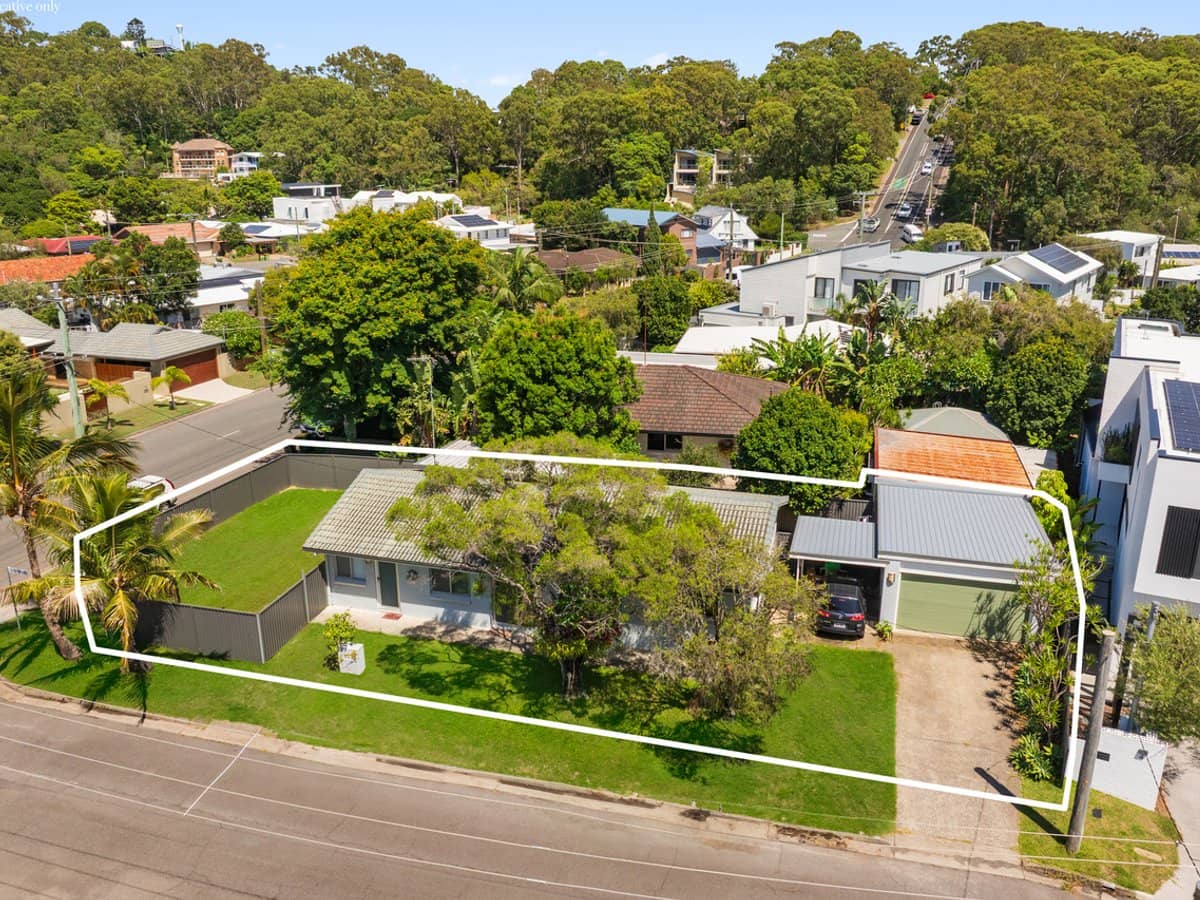 2 Guyra Avenue, BURLEIGH HEADS - Thumbnail 2