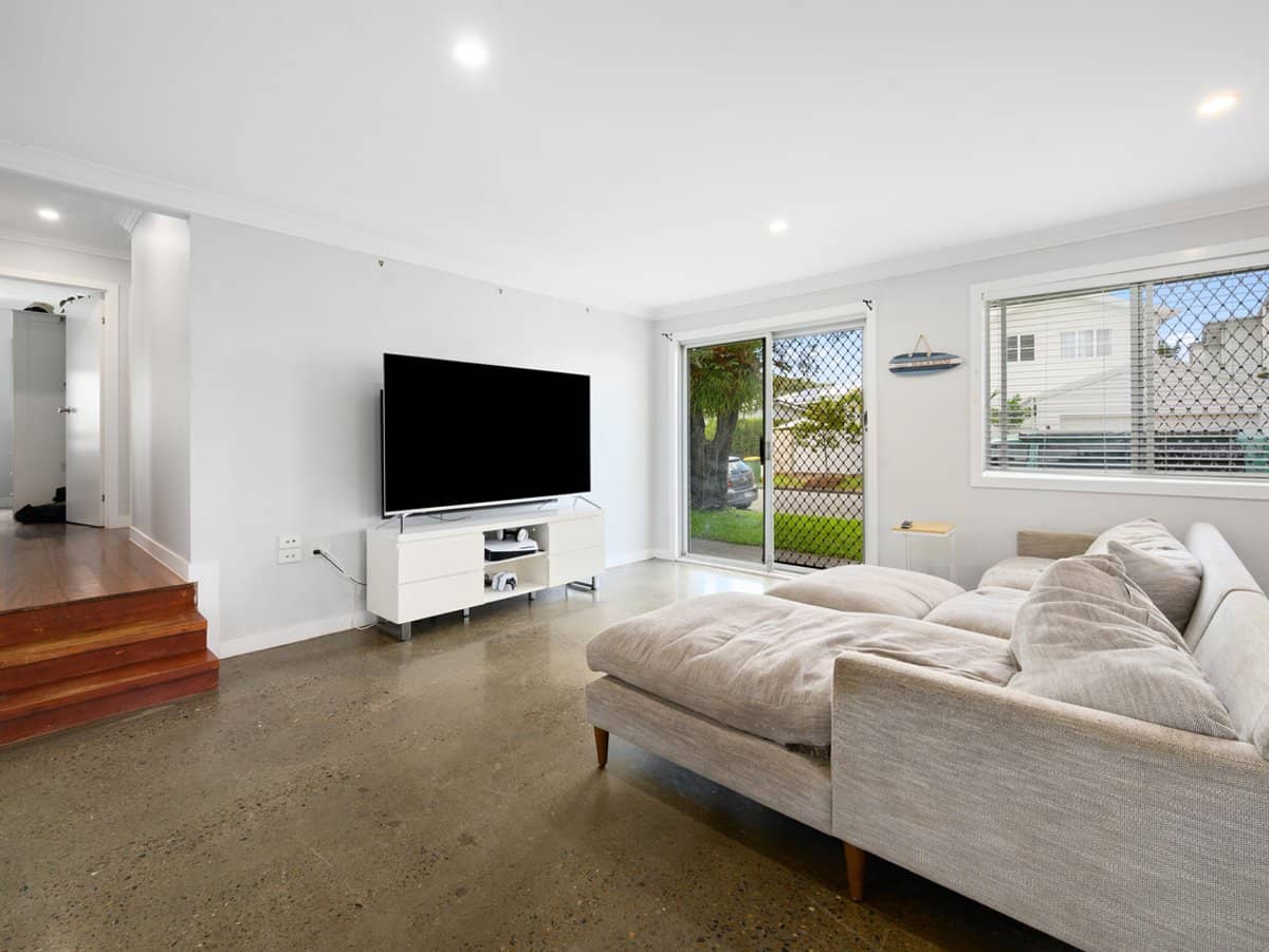 2 Guyra Avenue, BURLEIGH HEADS - Thumbnail 8