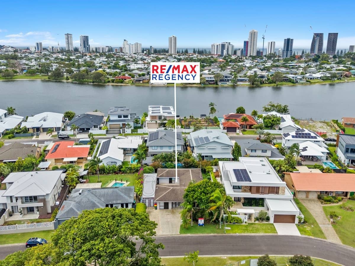 7 Bellbird Avenue, BURLEIGH WATERS - Thumbnail 1