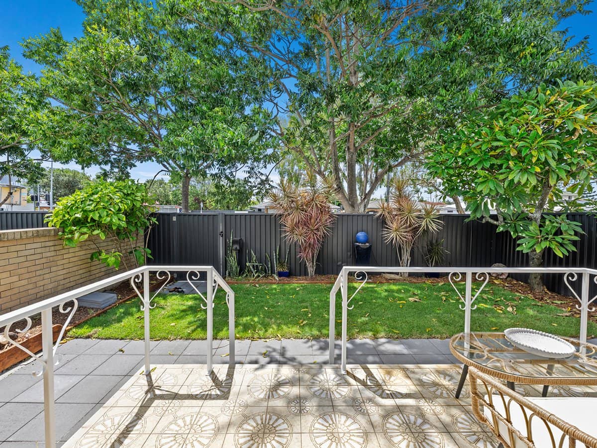 121 Sunshine Boulevard, MERMAID WATERS - Thumbnail 4