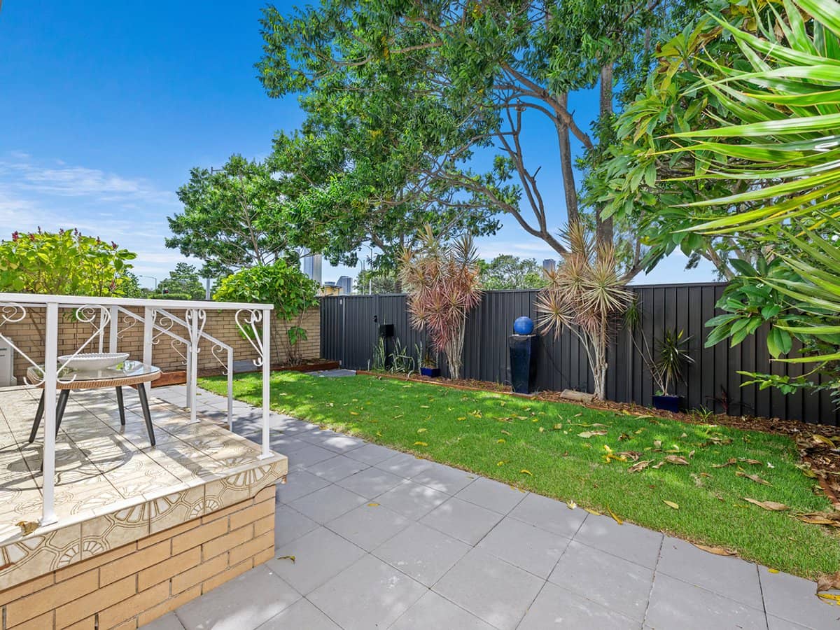 121 Sunshine Boulevard, MERMAID WATERS - Thumbnail 12