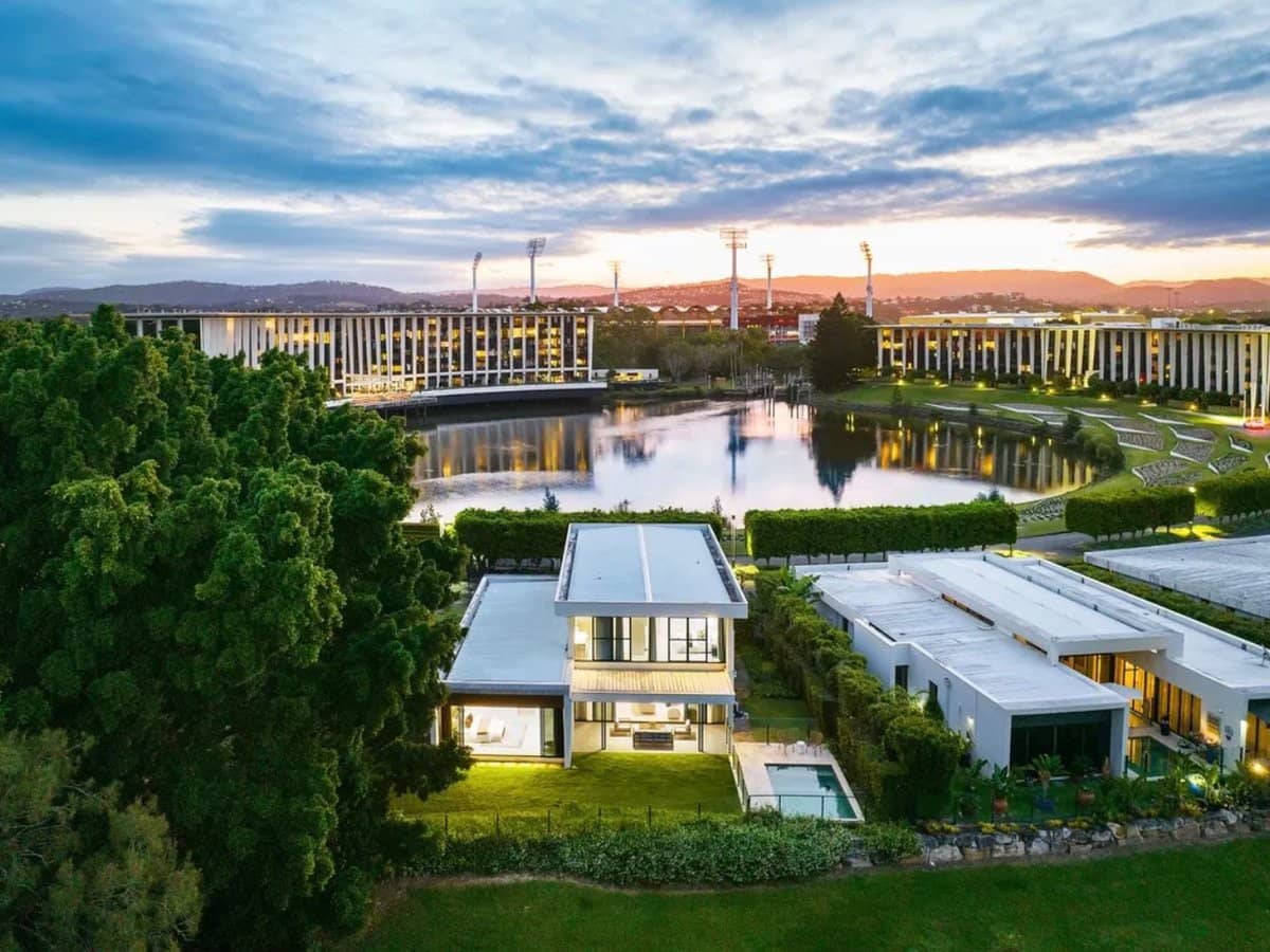 1 The Boulevard, BENOWA - Thumbnail 2