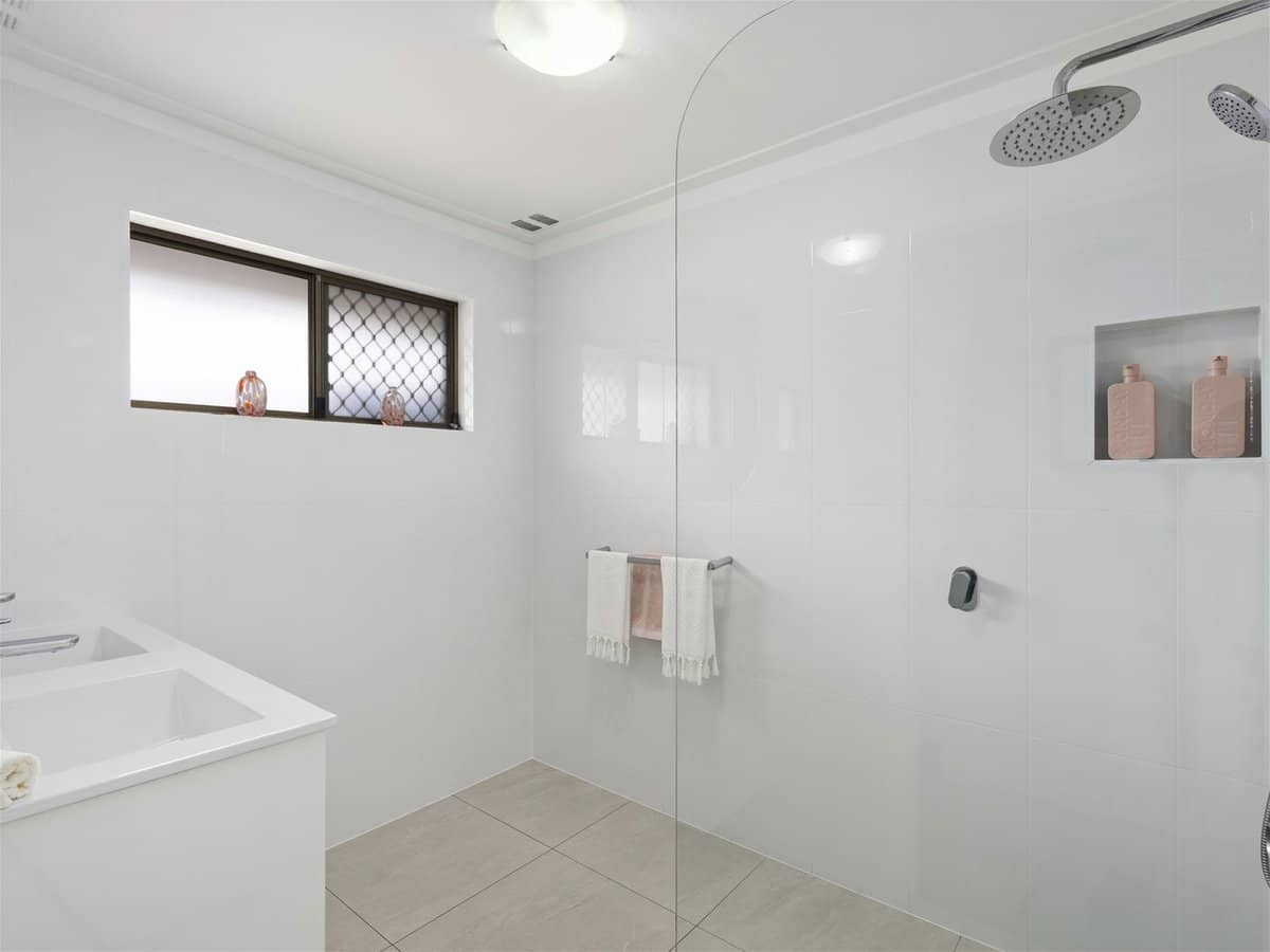 224 Oxley Drive, COOMBABAH - Thumbnail 18