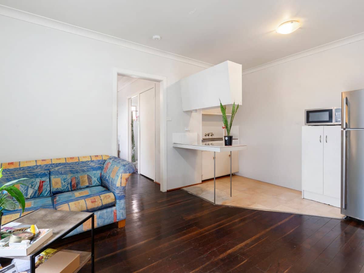 29 Leonard Avenue, SURFERS PARADISE - Thumbnail 2