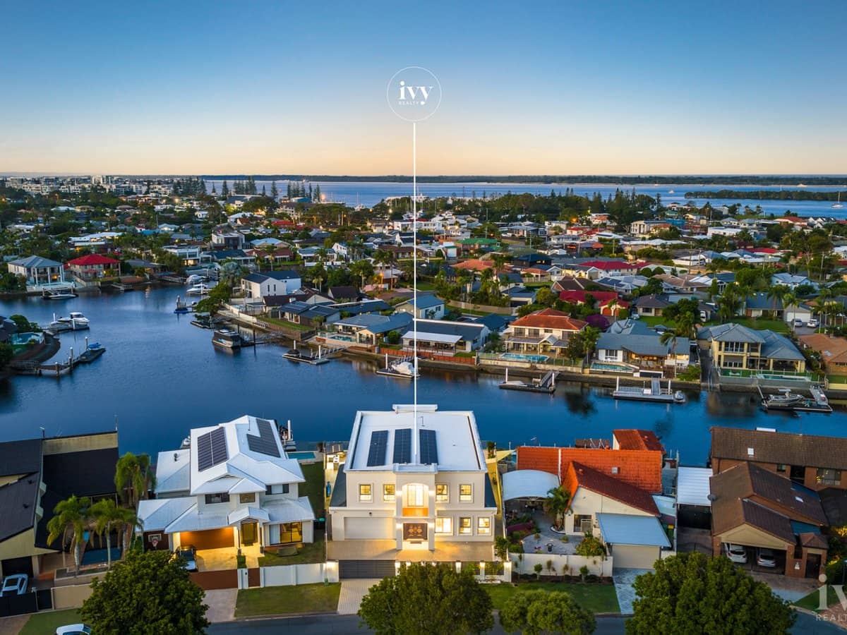 22 Erave Avenue, Runaway Bay - Thumbnail 1