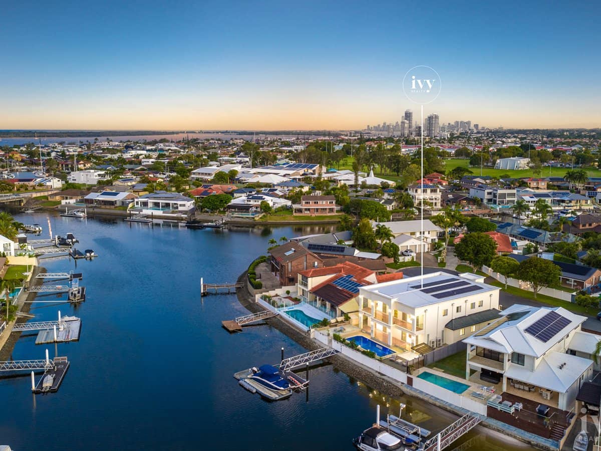 22 Erave Avenue, Runaway Bay - Thumbnail 2