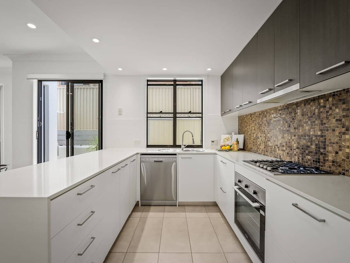 111 Pohlman Street, Southport - Thumbnail 8